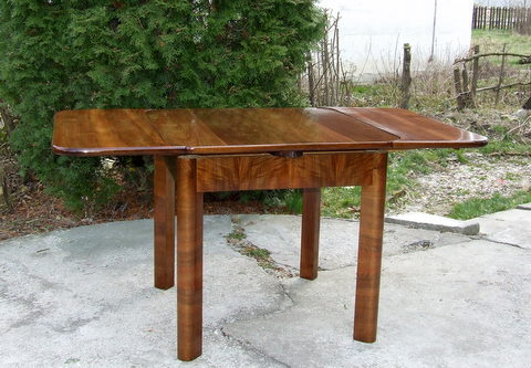 Art deco extendable dining table. Seats 4 to 8.